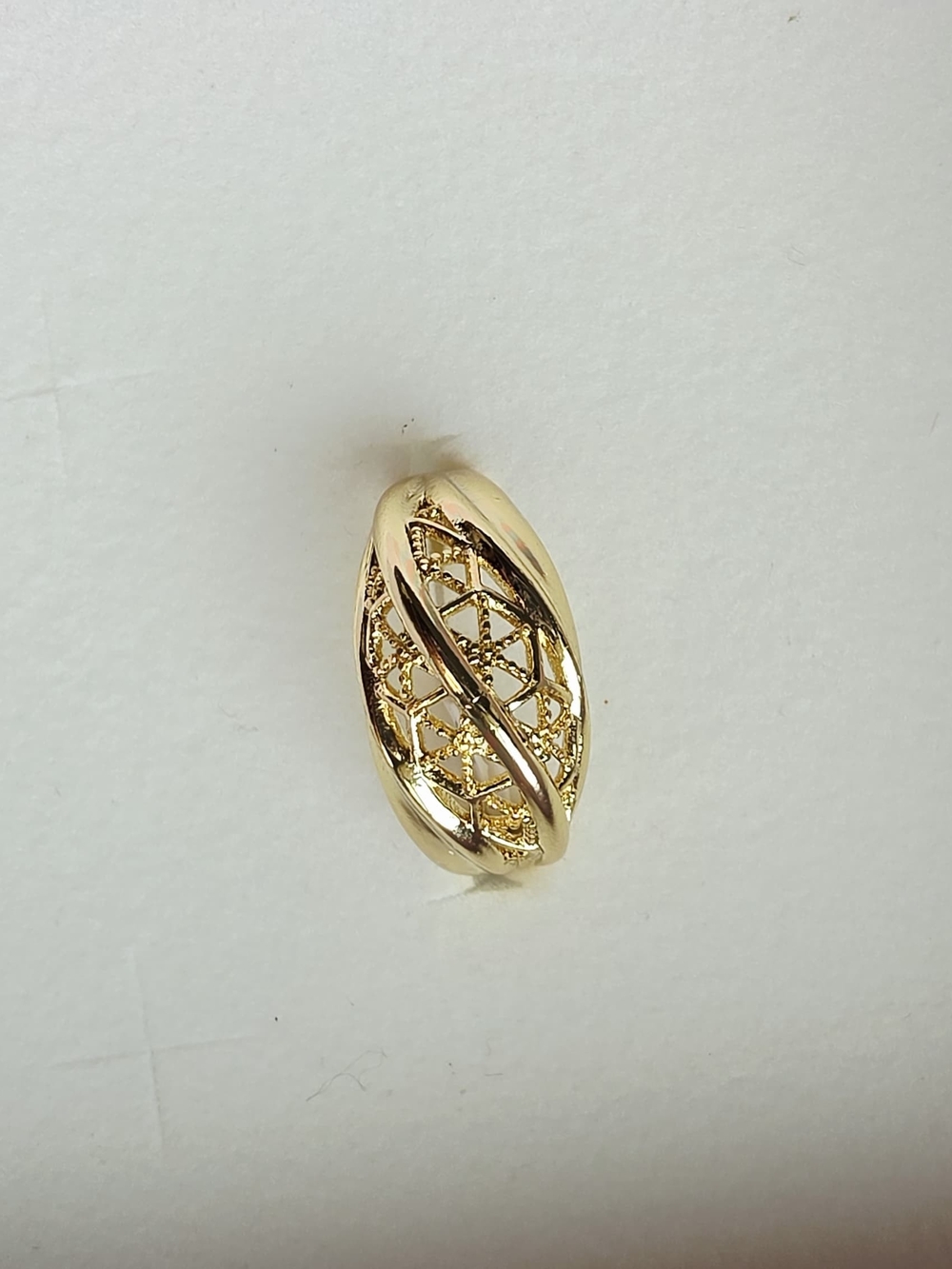 Anillo banda ancha filigrana hoja en tono dorado, Oro Laminado 14k,talla 8